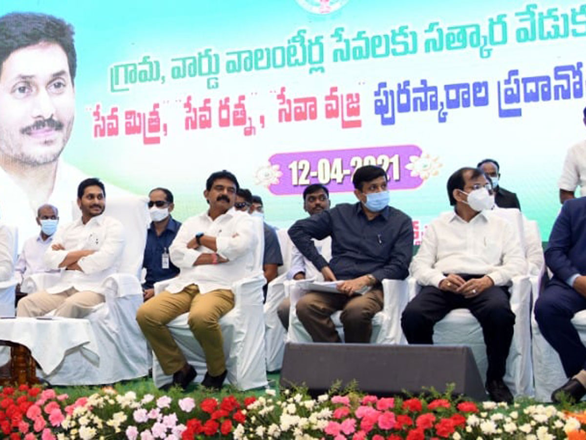 CM YS Jagan Present Service Awards To Volunteers Photo Gallery - Sakshi14