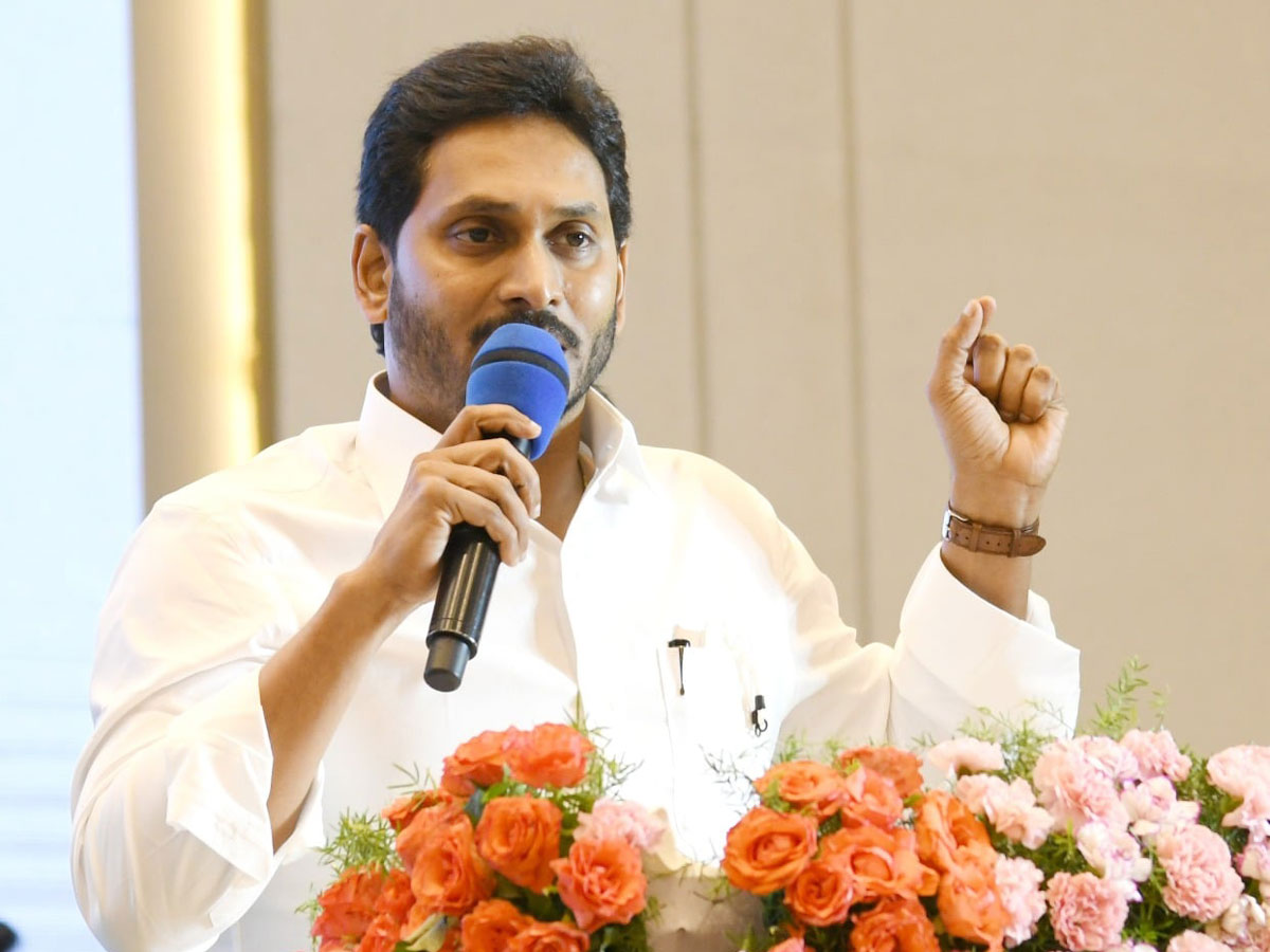 CM YS Jagan Present Service Awards To Volunteers Photo Gallery - Sakshi16