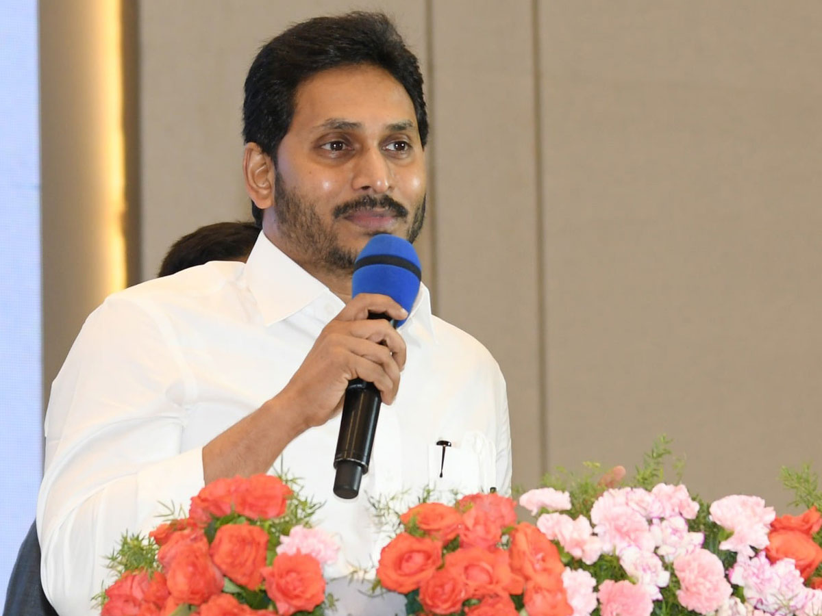 CM YS Jagan Present Service Awards To Volunteers Photo Gallery - Sakshi17