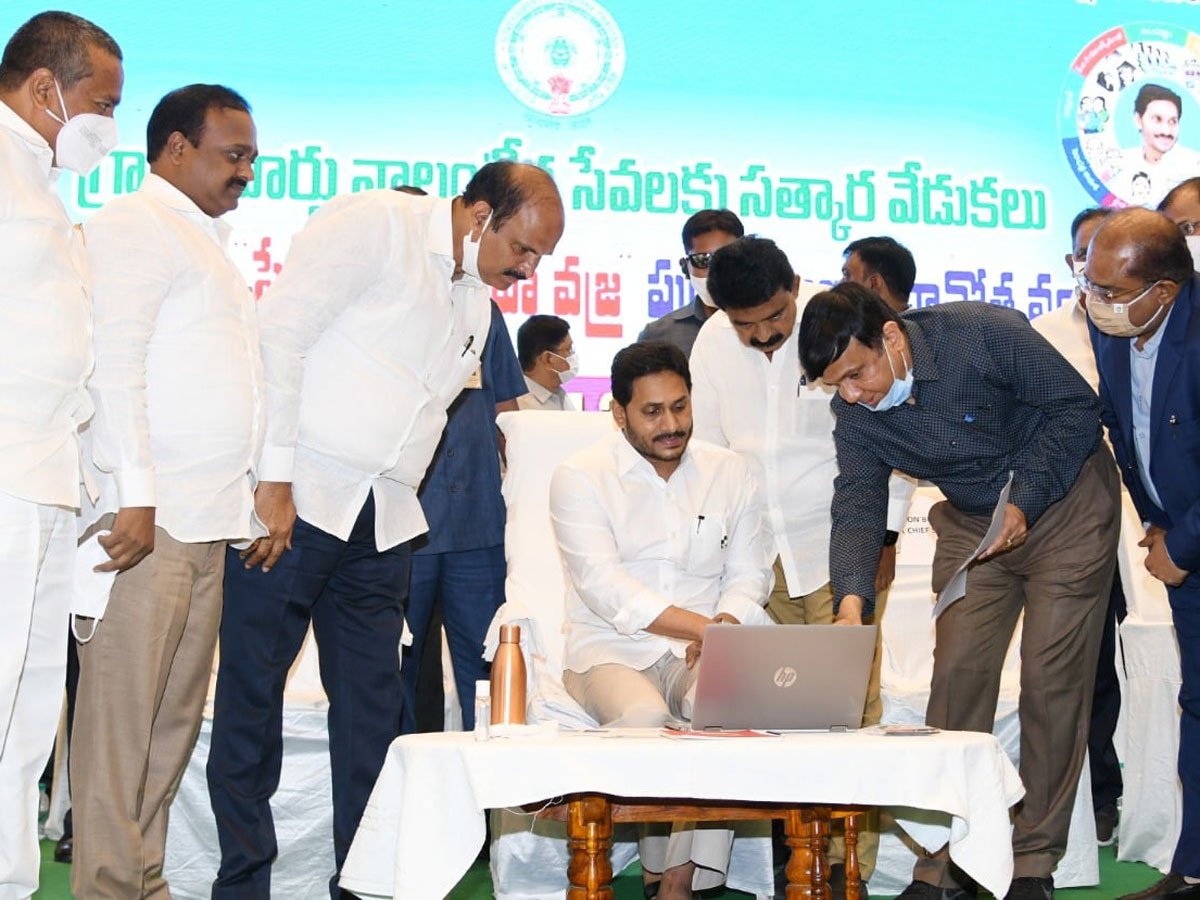 CM YS Jagan Present Service Awards To Volunteers Photo Gallery - Sakshi19