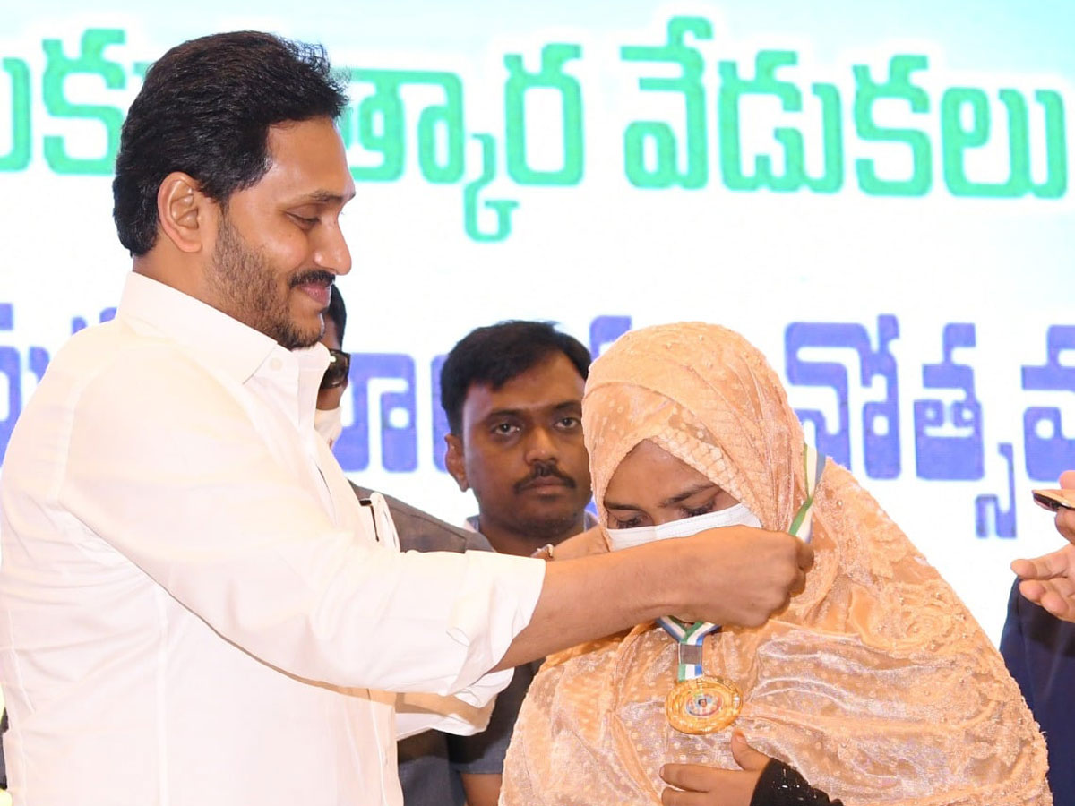 CM YS Jagan Present Service Awards To Volunteers Photo Gallery - Sakshi3