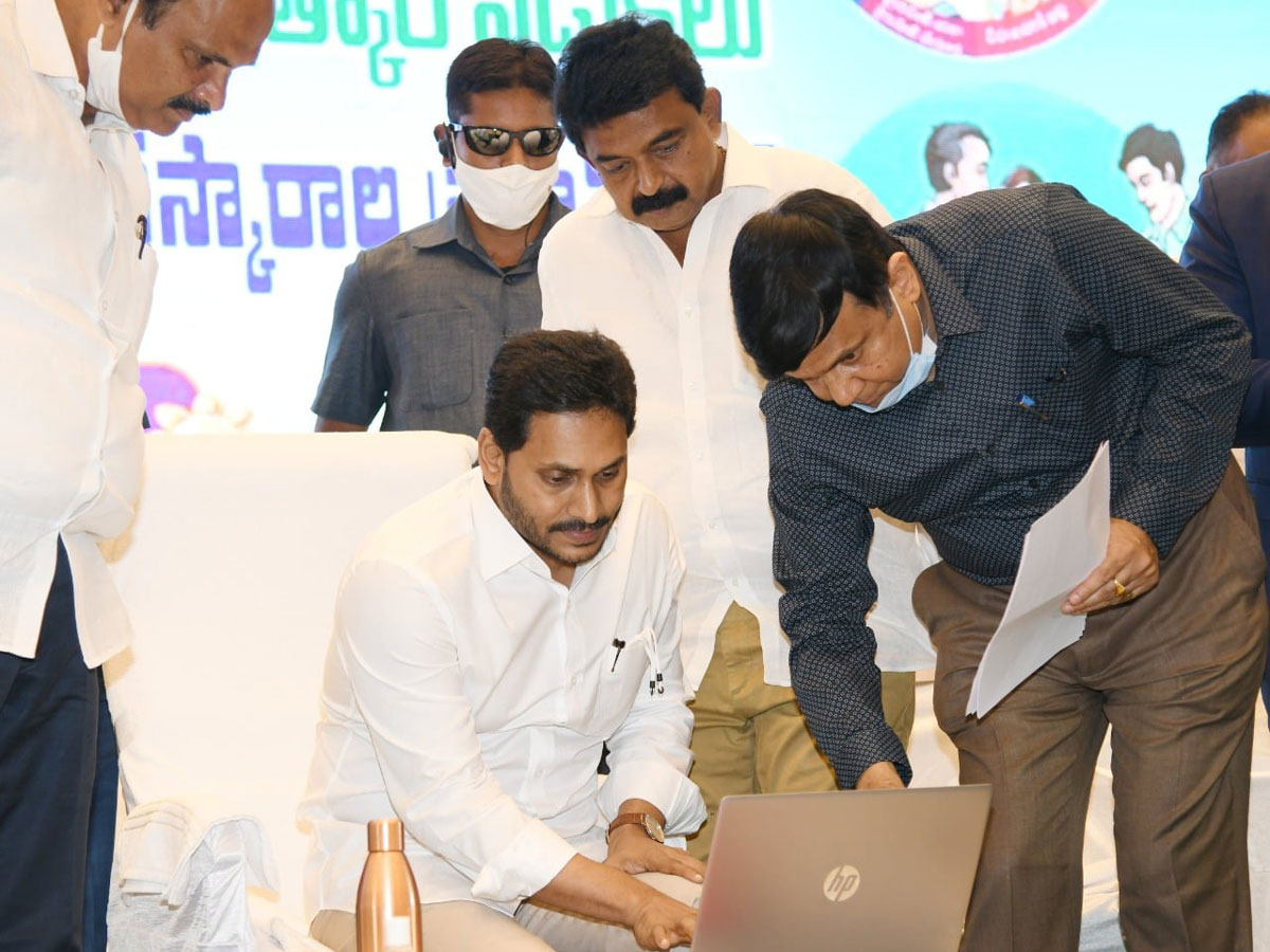 CM YS Jagan Present Service Awards To Volunteers Photo Gallery - Sakshi20