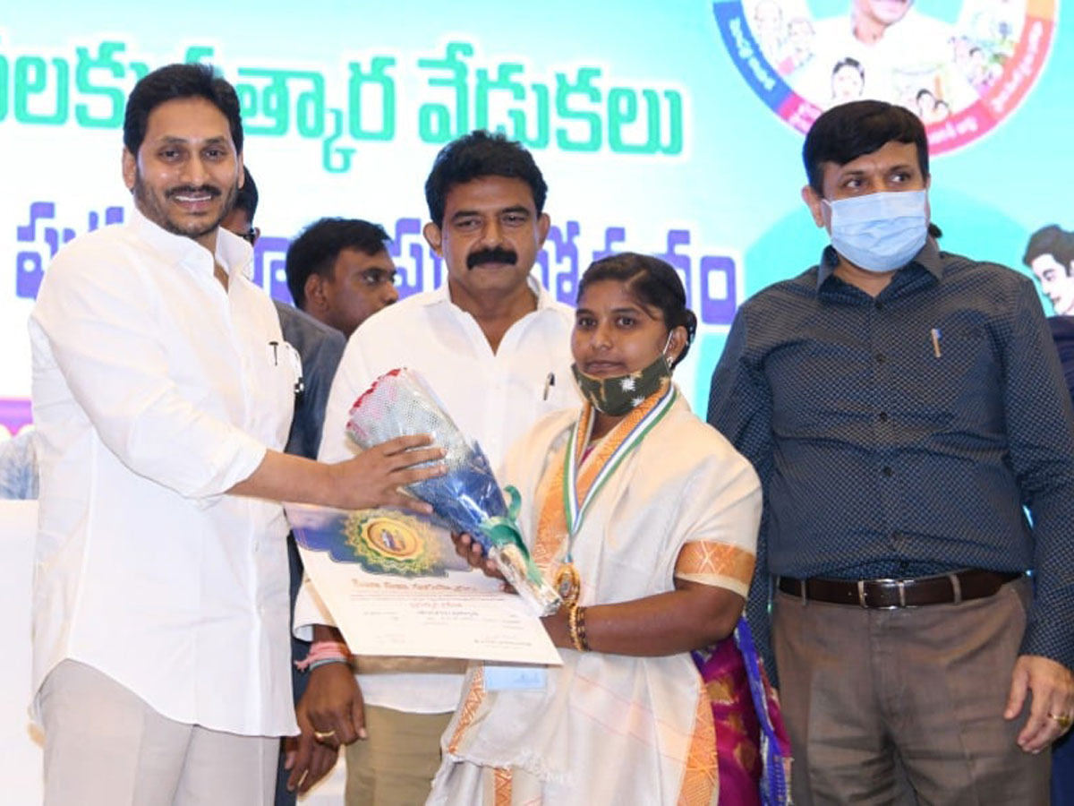 CM YS Jagan Present Service Awards To Volunteers Photo Gallery - Sakshi21