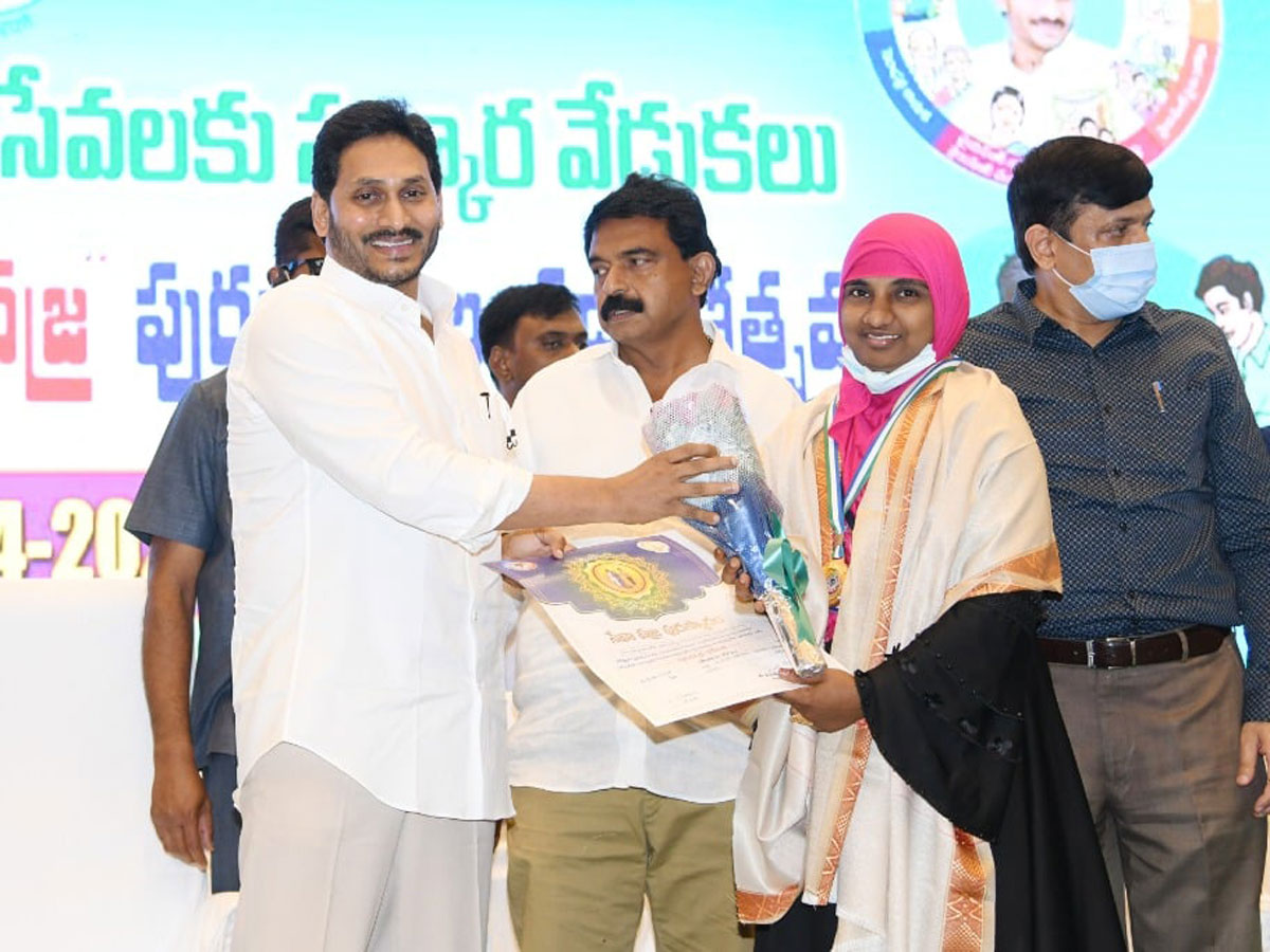 CM YS Jagan Present Service Awards To Volunteers Photo Gallery - Sakshi22