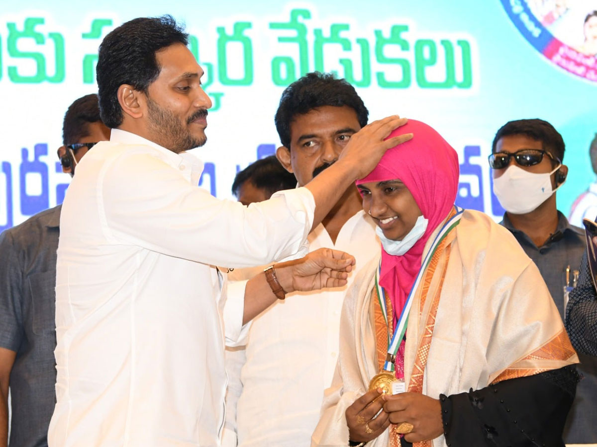 CM YS Jagan Present Service Awards To Volunteers Photo Gallery - Sakshi23