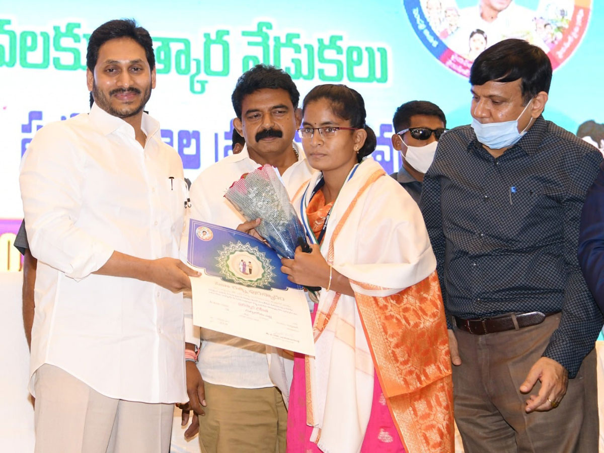 CM YS Jagan Present Service Awards To Volunteers Photo Gallery - Sakshi25