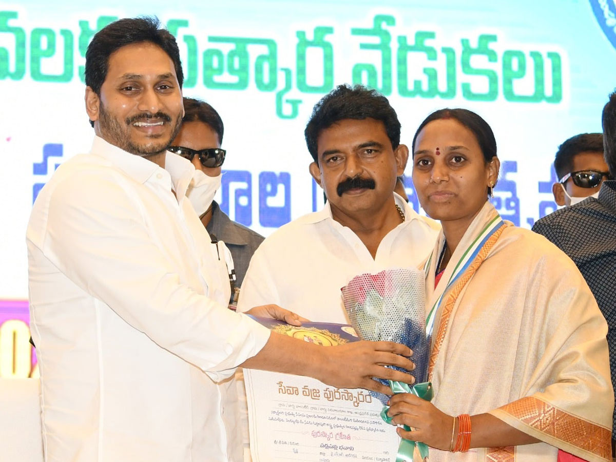 CM YS Jagan Present Service Awards To Volunteers Photo Gallery - Sakshi26