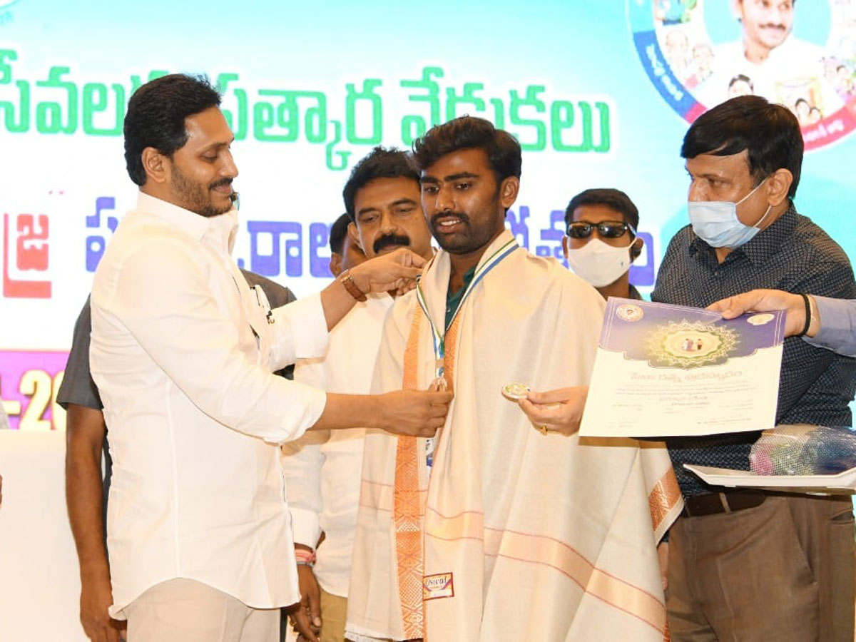 CM YS Jagan Present Service Awards To Volunteers Photo Gallery - Sakshi27