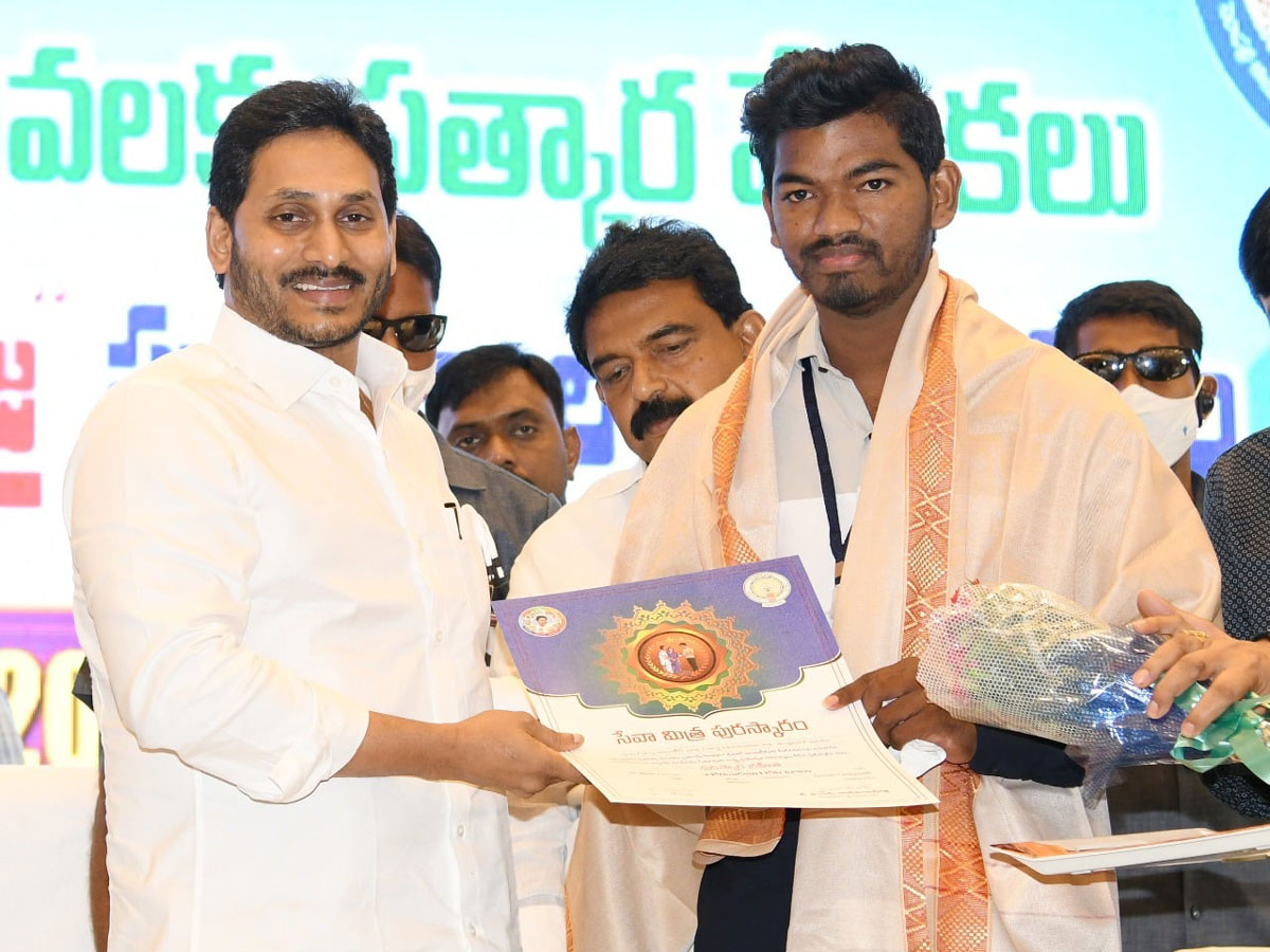 CM YS Jagan Present Service Awards To Volunteers Photo Gallery - Sakshi28