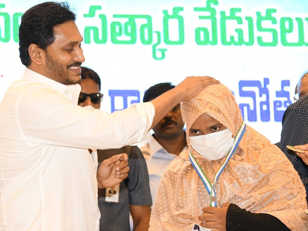 CM YS Jagan Present Service Awards To Volunteers Photo Gallery - Sakshi4