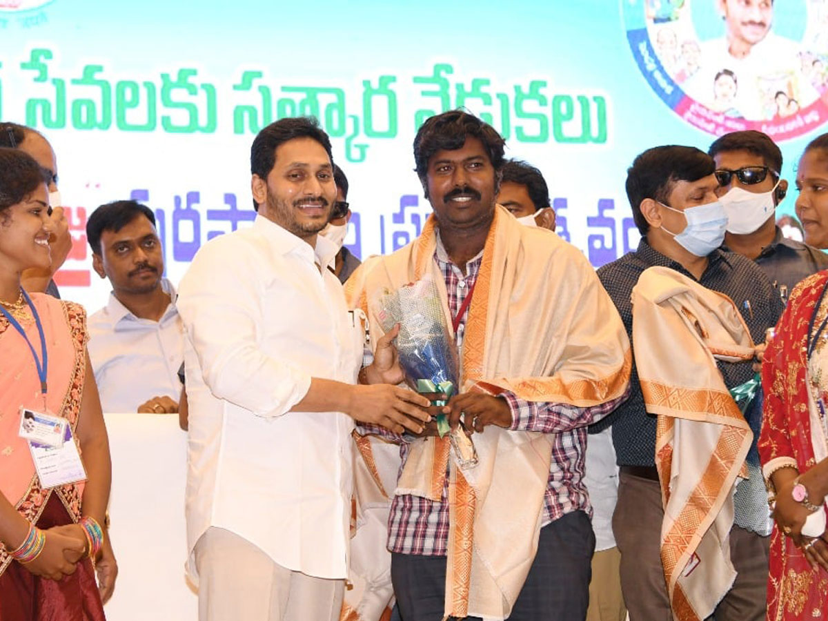 CM YS Jagan Present Service Awards To Volunteers Photo Gallery - Sakshi30