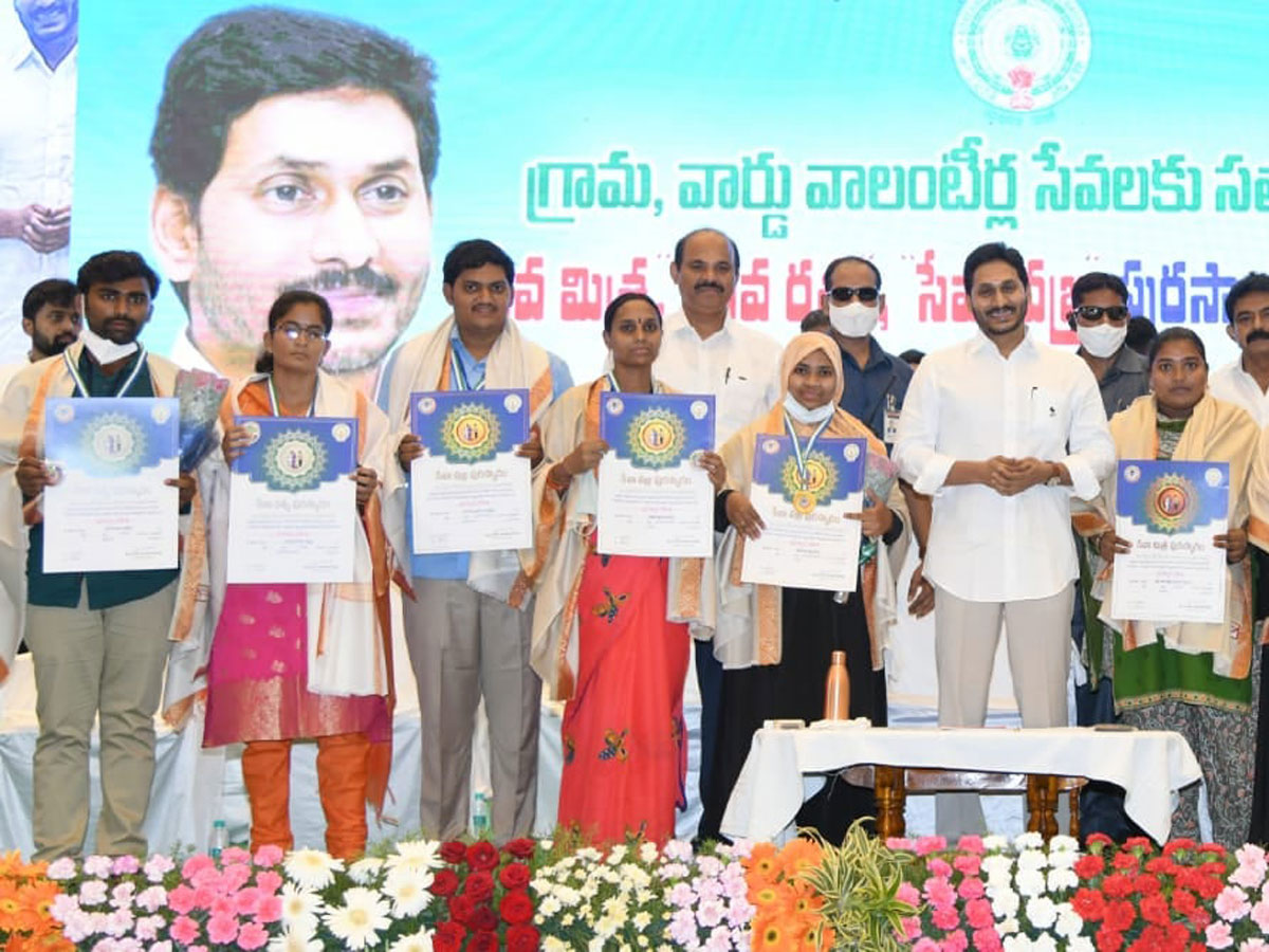 CM YS Jagan Present Service Awards To Volunteers Photo Gallery - Sakshi31