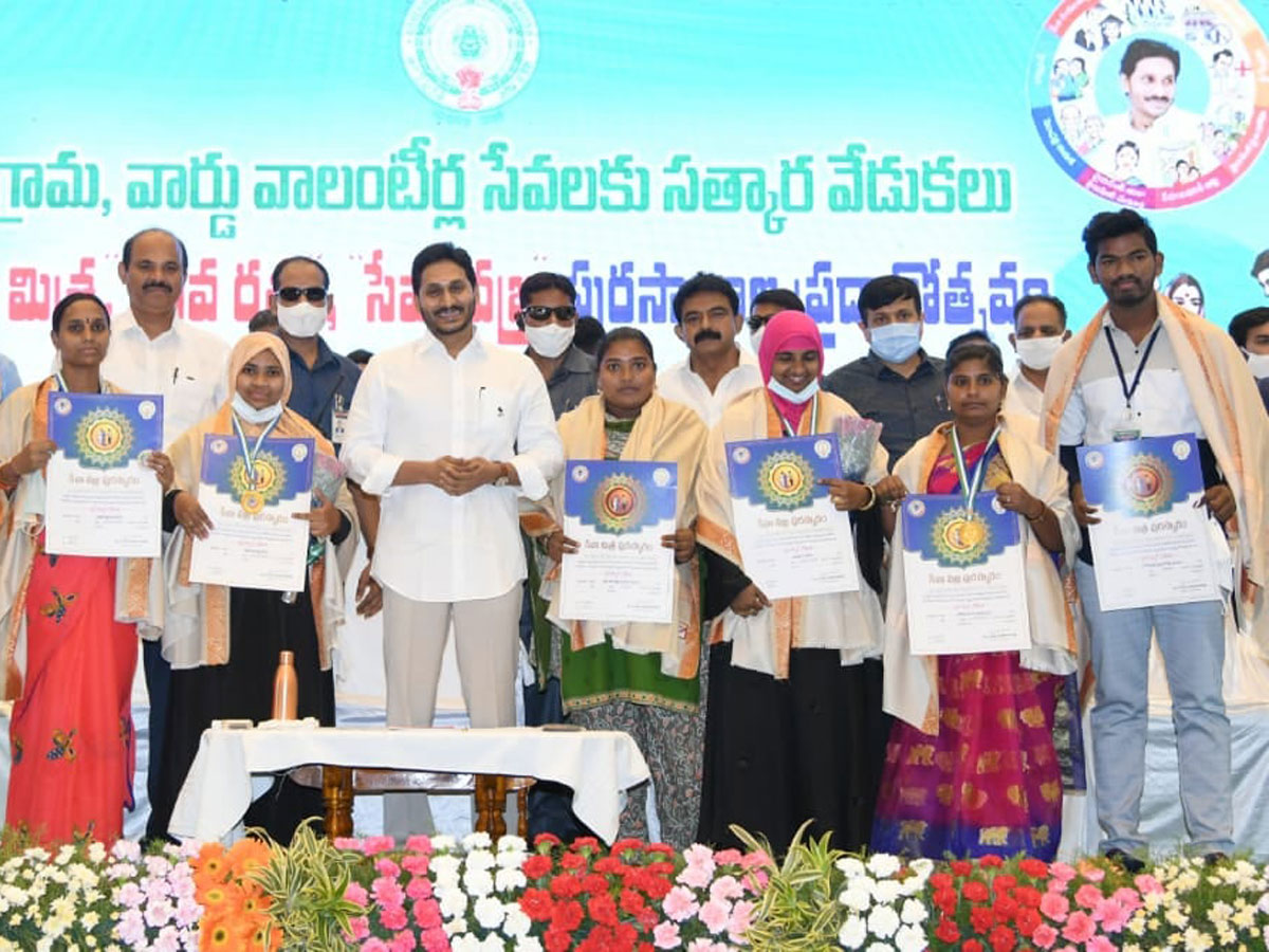 CM YS Jagan Present Service Awards To Volunteers Photo Gallery - Sakshi32