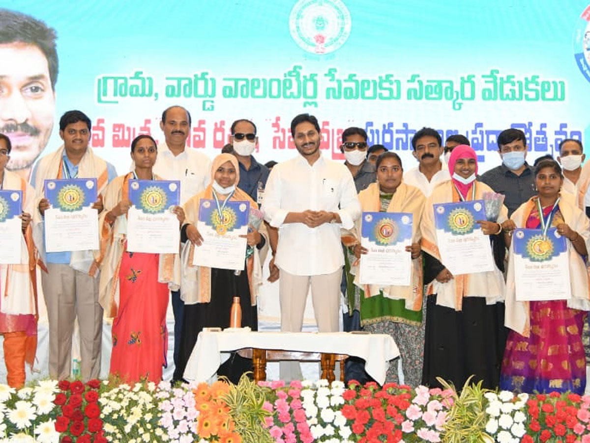 CM YS Jagan Present Service Awards To Volunteers Photo Gallery - Sakshi34