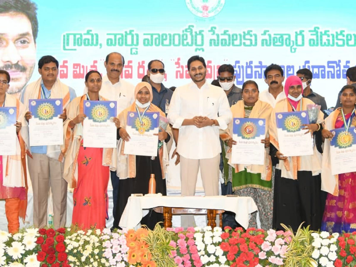 CM YS Jagan Present Service Awards To Volunteers Photo Gallery - Sakshi36