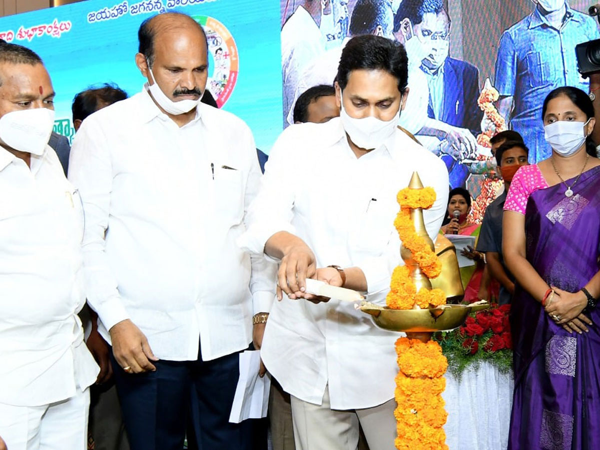 CM YS Jagan Present Service Awards To Volunteers Photo Gallery - Sakshi37