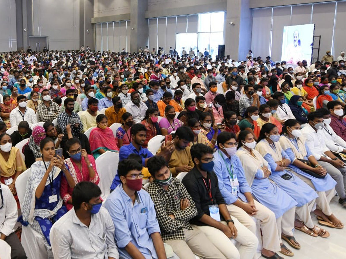 CM YS Jagan Present Service Awards To Volunteers Photo Gallery - Sakshi7