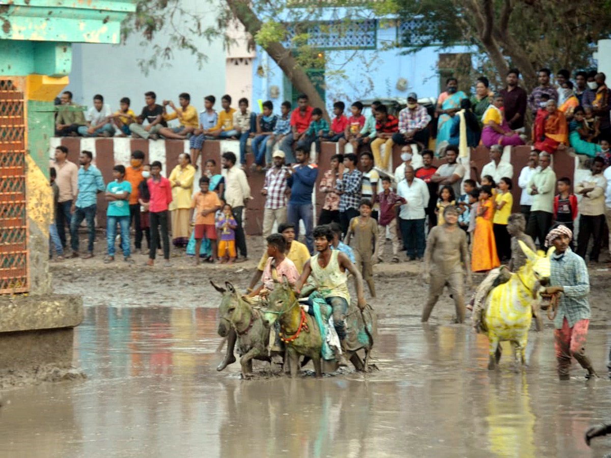 Devotion to the goddess in the mud around the temple Photo Gallery - Sakshi1