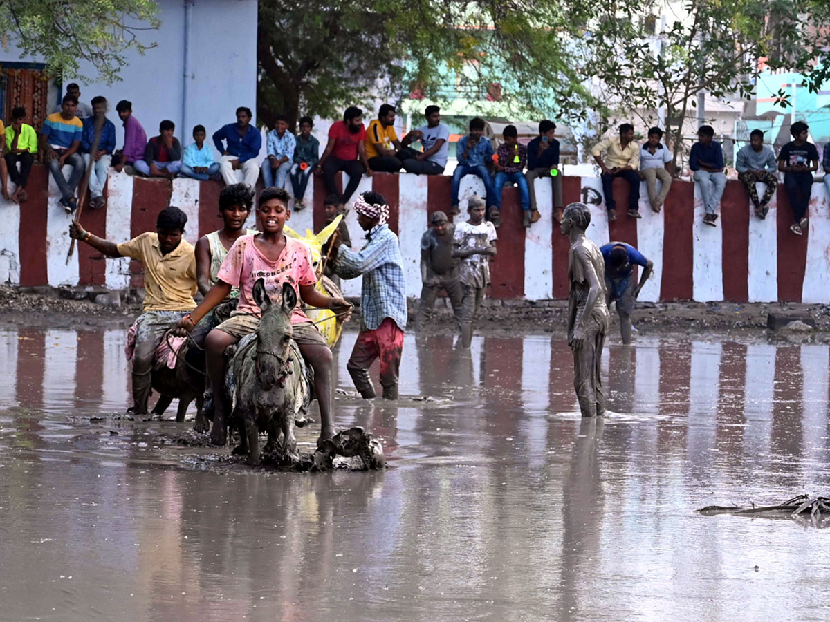 Devotion to the goddess in the mud around the temple Photo Gallery - Sakshi10