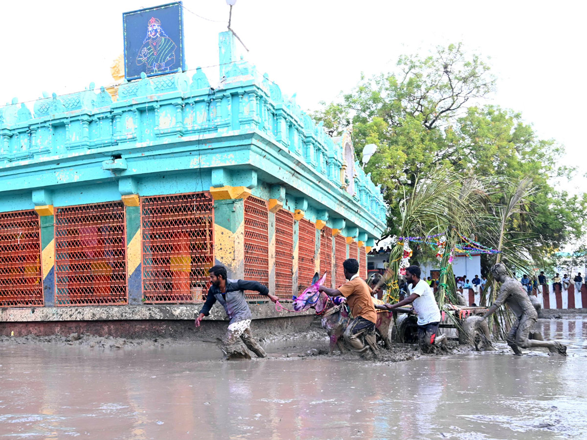 Devotion to the goddess in the mud around the temple Photo Gallery - Sakshi11