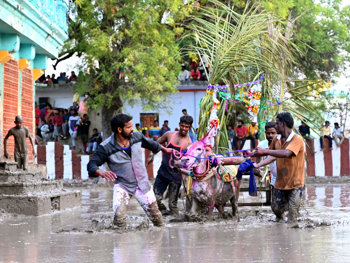 Devotion to the goddess in the mud around the temple Photo Gallery - Sakshi12