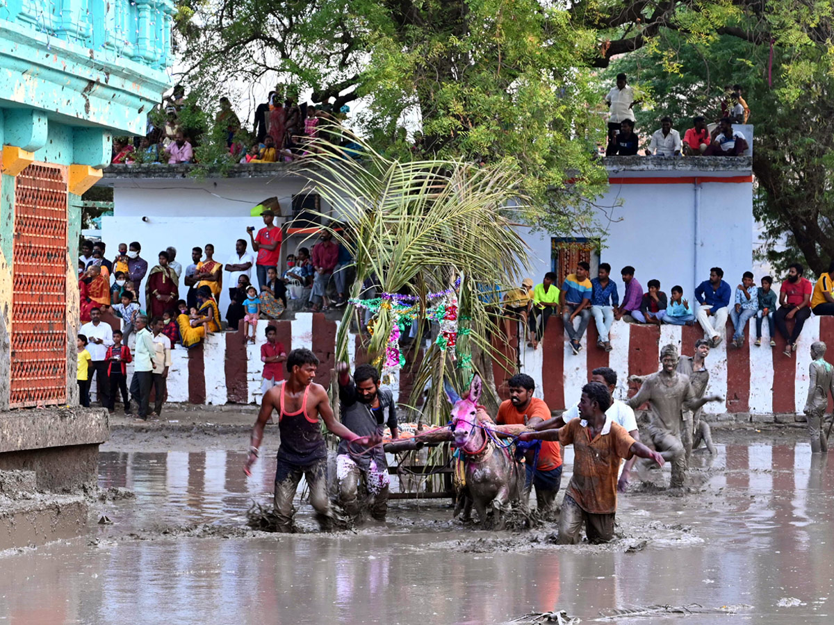 Devotion to the goddess in the mud around the temple Photo Gallery - Sakshi2