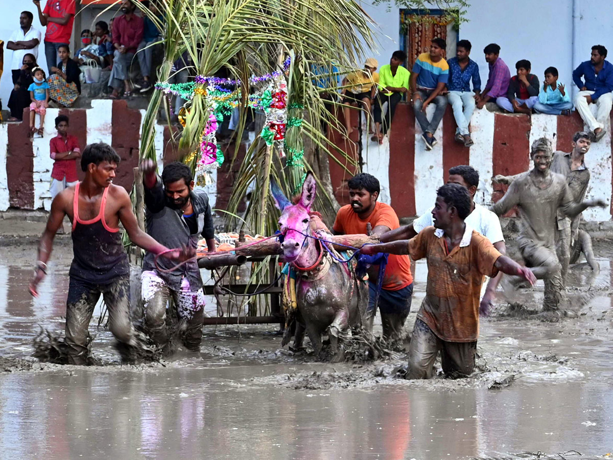 Devotion to the goddess in the mud around the temple Photo Gallery - Sakshi3