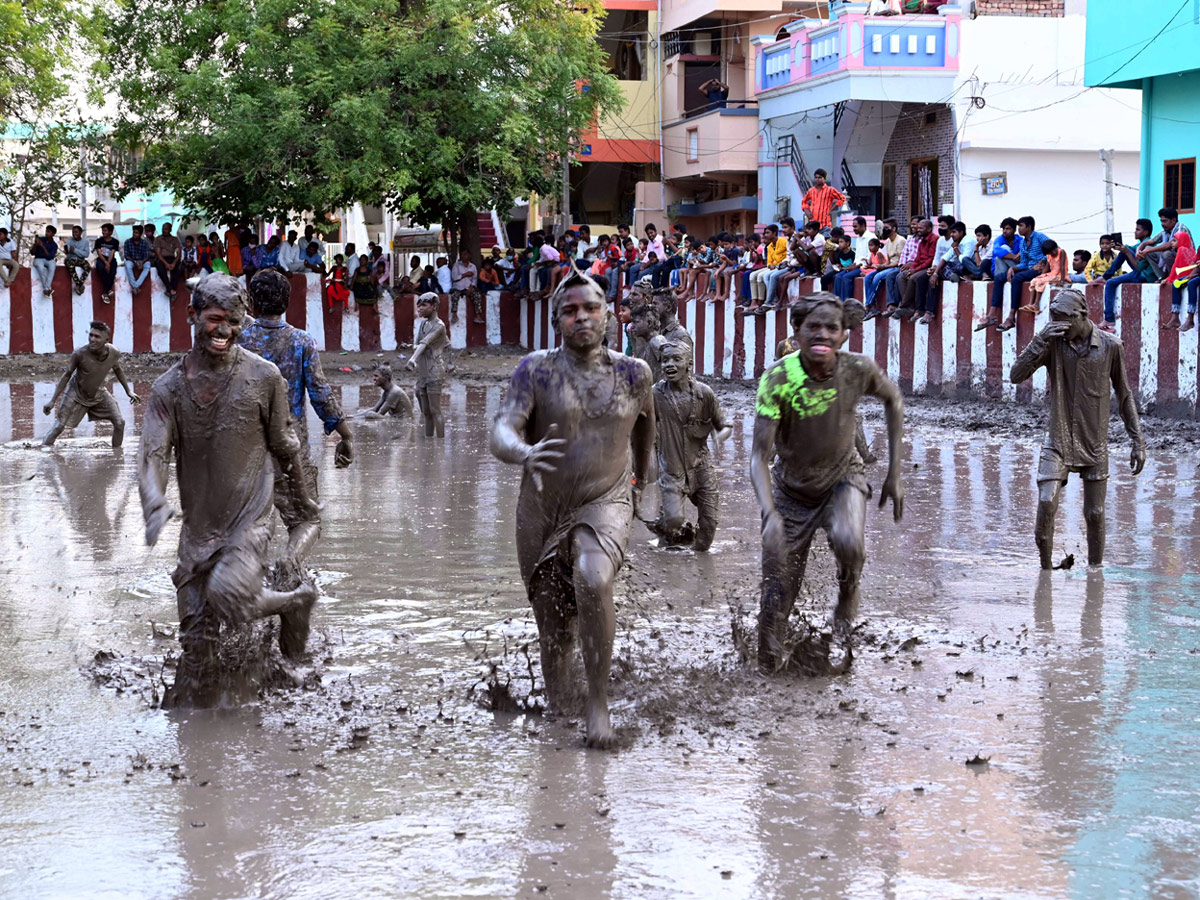 Devotion to the goddess in the mud around the temple Photo Gallery - Sakshi4