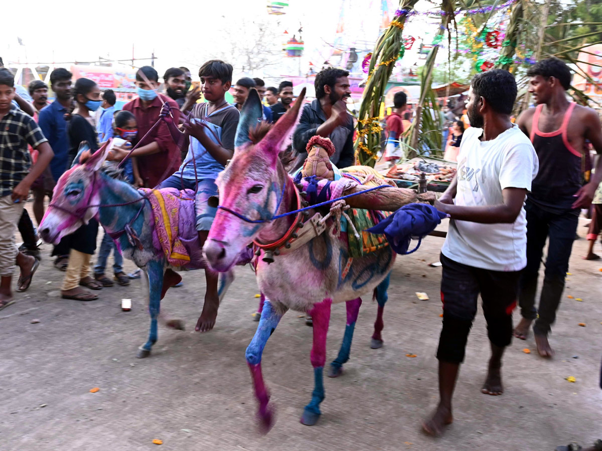 Devotion to the goddess in the mud around the temple Photo Gallery - Sakshi6