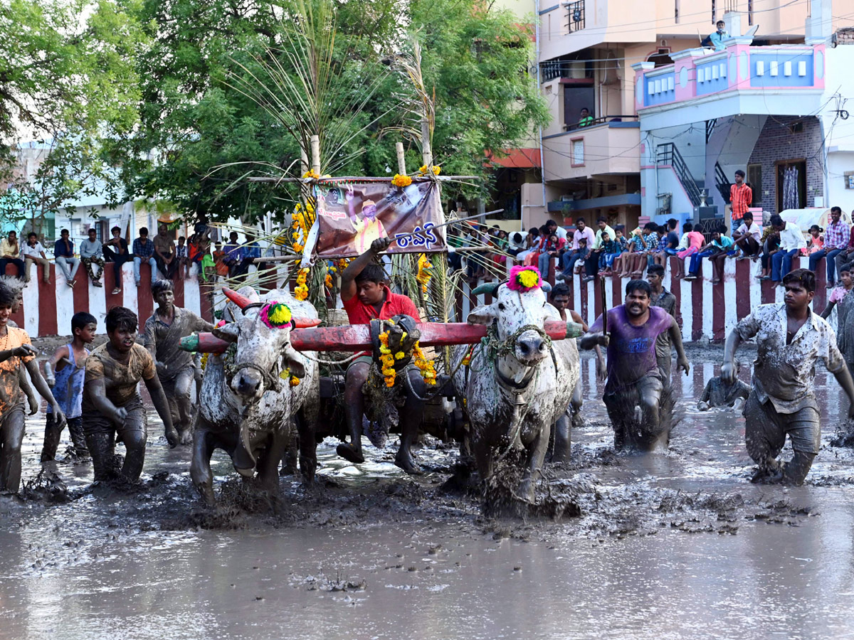 Devotion to the goddess in the mud around the temple Photo Gallery - Sakshi7