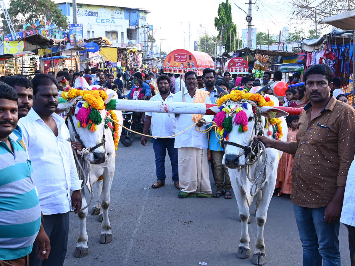 Devotion to the goddess in the mud around the temple Photo Gallery - Sakshi9