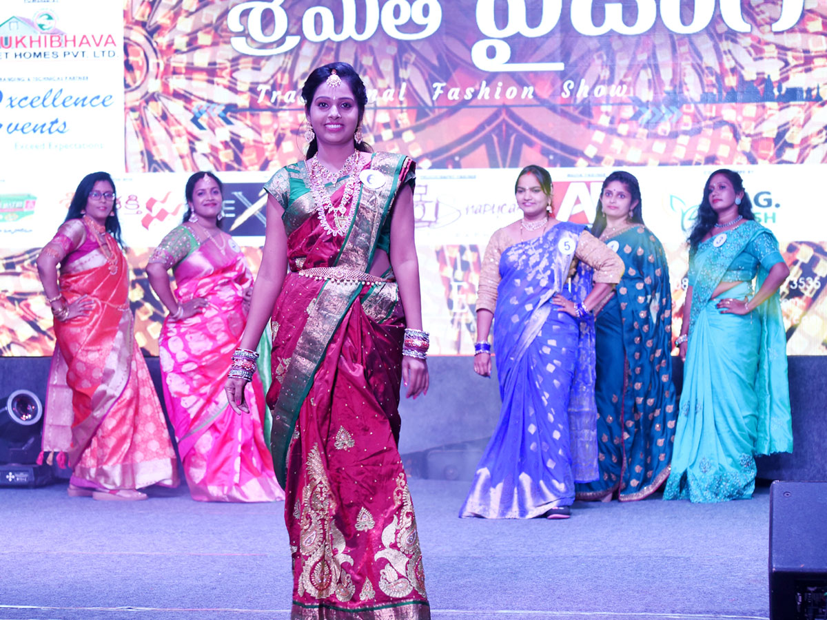 Mrs. Vizag is the face guest Archana at the Traditional Fashion Show Photo Gallery - Sakshi2