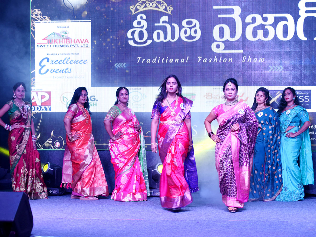 Mrs. Vizag is the face guest Archana at the Traditional Fashion Show Photo Gallery - Sakshi3