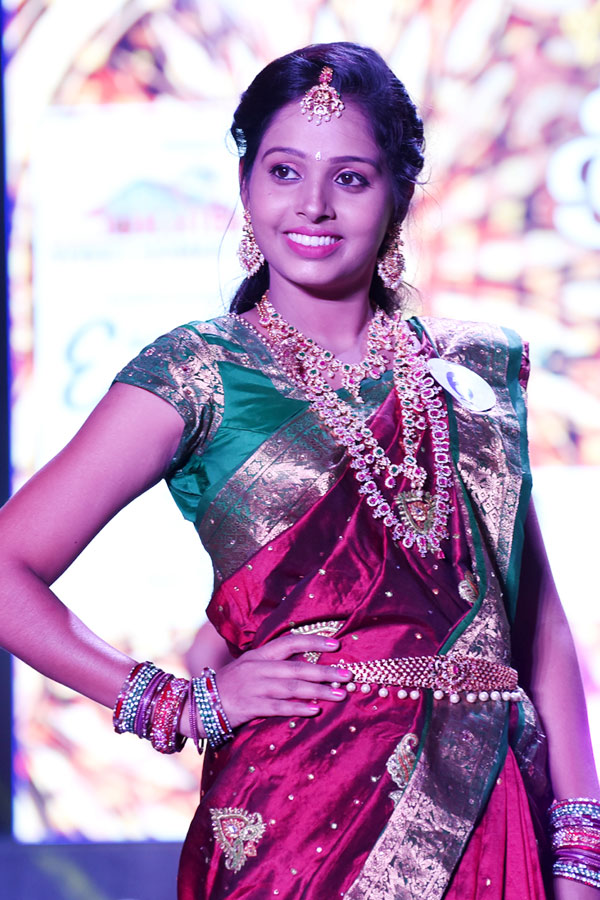 Mrs. Vizag is the face guest Archana at the Traditional Fashion Show Photo Gallery - Sakshi6