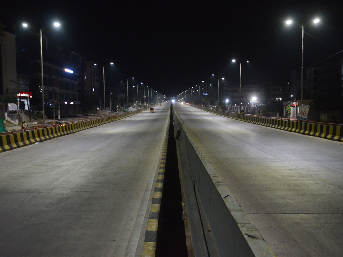 Hyderabad city curfew at night deserted roads Photo Gallery - Sakshi1