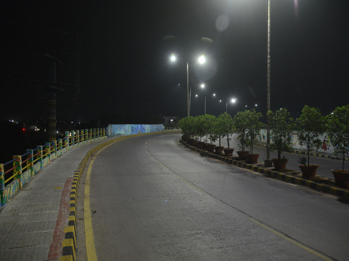 Hyderabad city curfew at night deserted roads Photo Gallery - Sakshi10