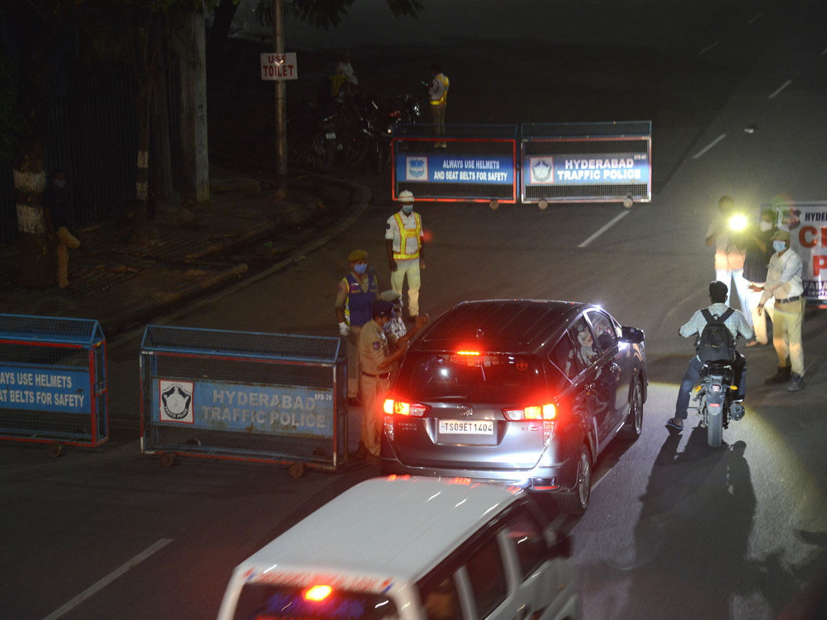 Hyderabad city curfew at night deserted roads Photo Gallery - Sakshi11