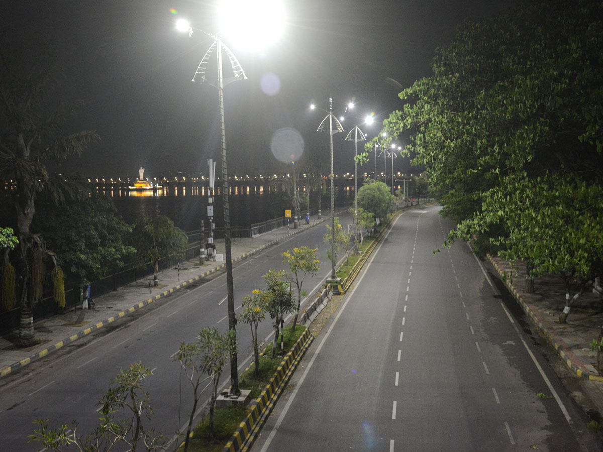 Hyderabad city curfew at night deserted roads Photo Gallery - Sakshi12