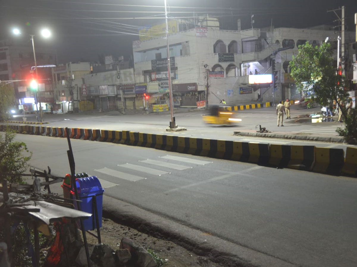 Hyderabad city curfew at night deserted roads Photo Gallery - Sakshi14