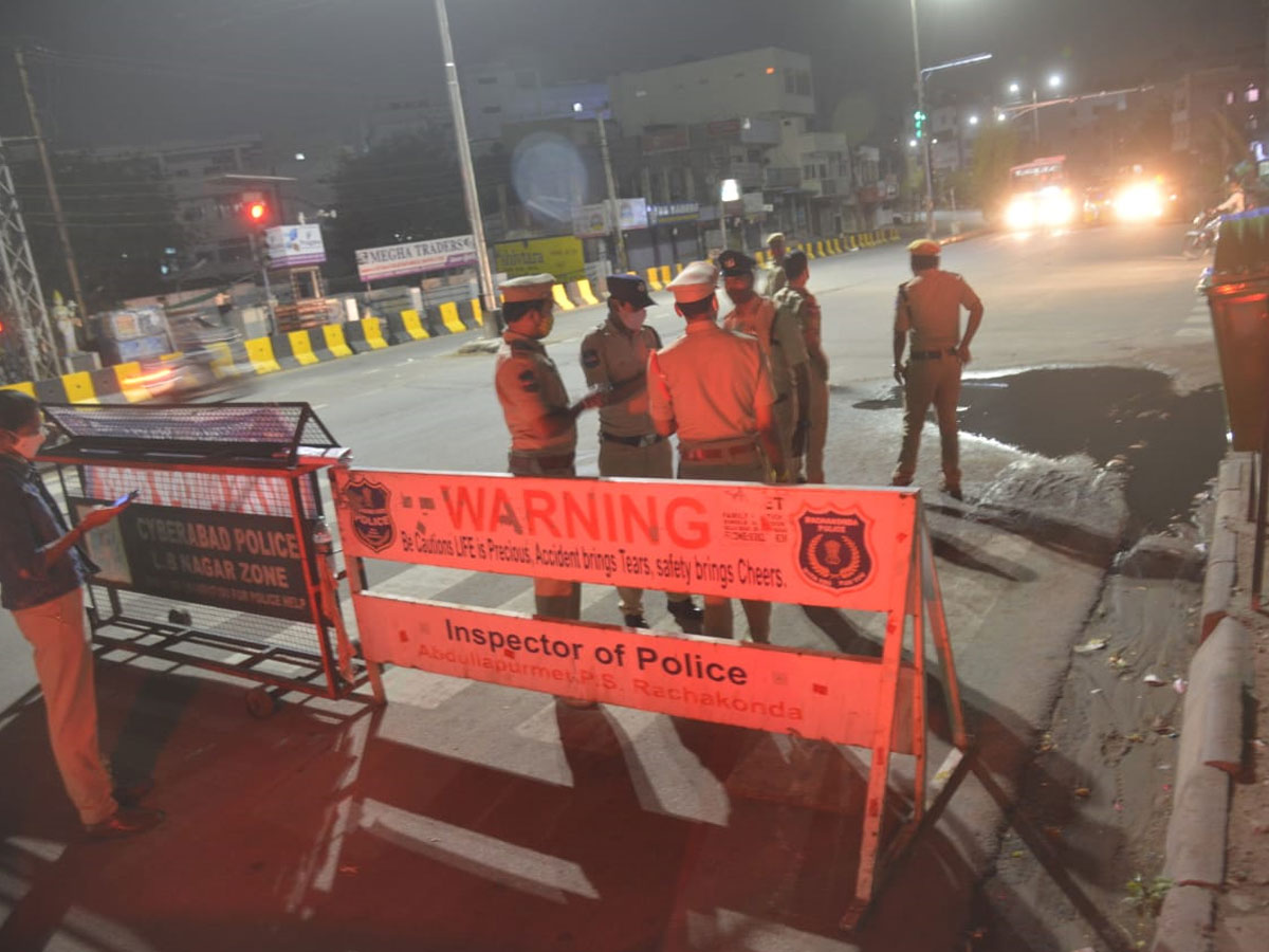 Hyderabad city curfew at night deserted roads Photo Gallery - Sakshi15