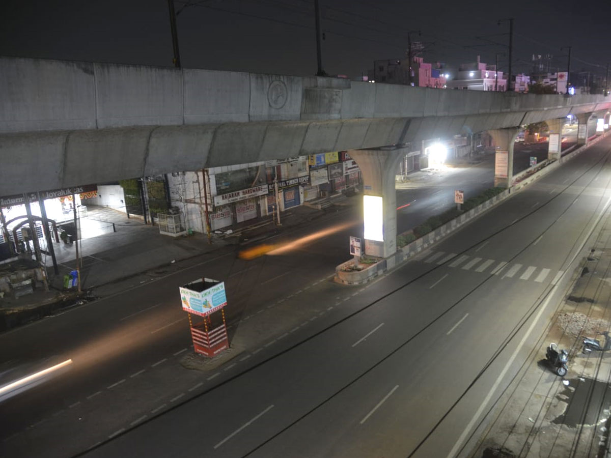 Hyderabad city curfew at night deserted roads Photo Gallery - Sakshi16