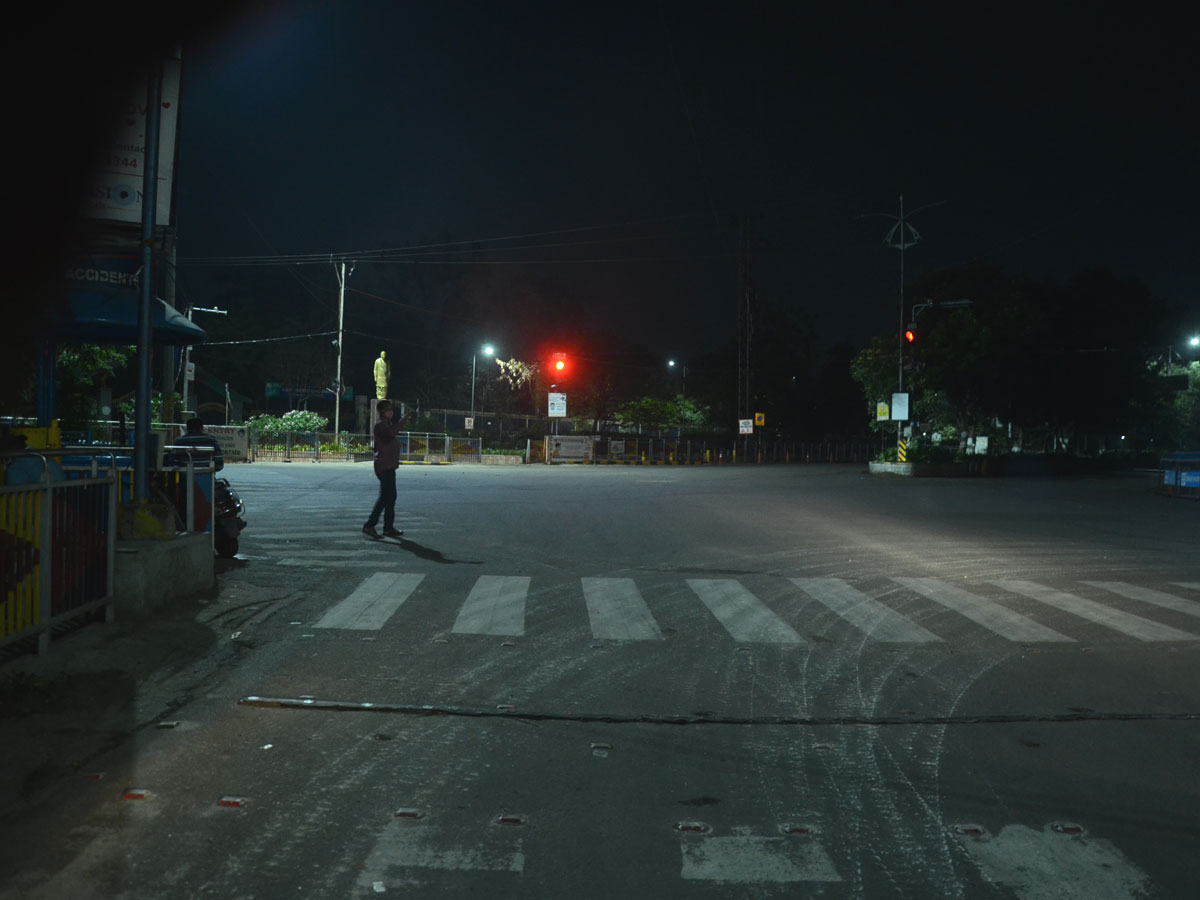 Hyderabad city curfew at night deserted roads Photo Gallery - Sakshi17