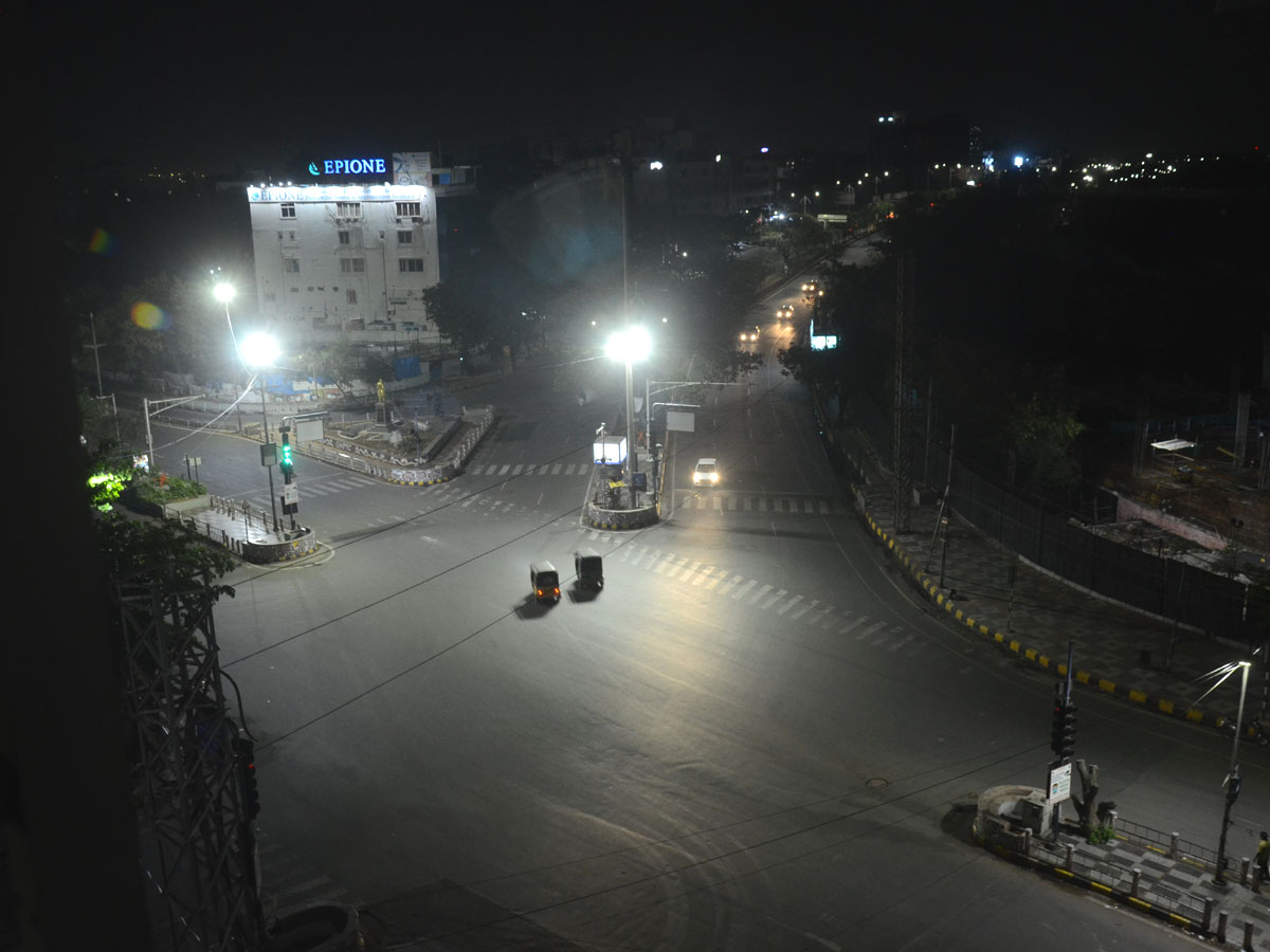 Hyderabad city curfew at night deserted roads Photo Gallery - Sakshi18