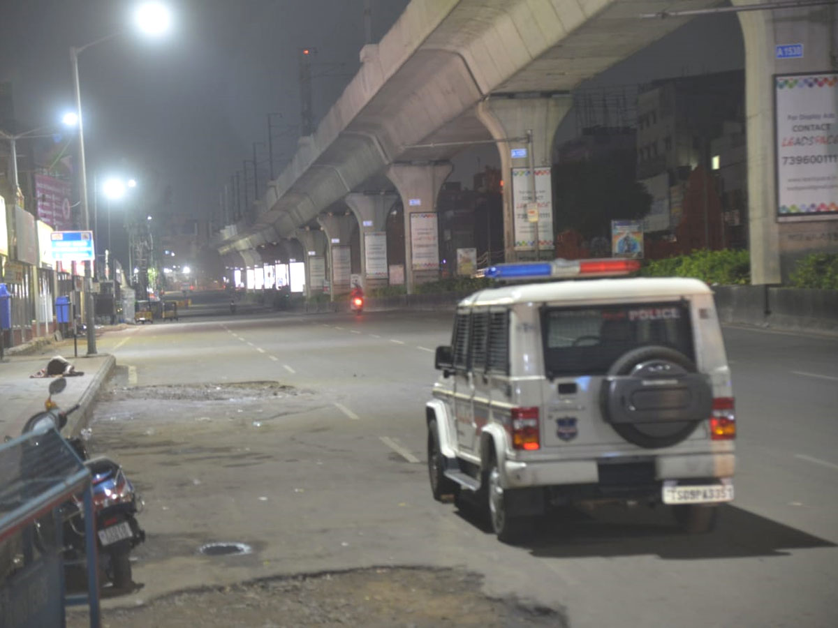 Hyderabad city curfew at night deserted roads Photo Gallery - Sakshi19