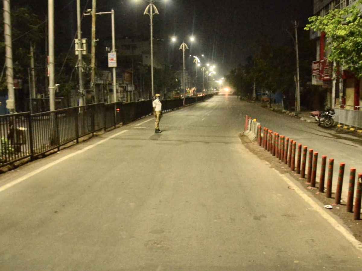 Hyderabad city curfew at night deserted roads Photo Gallery - Sakshi2