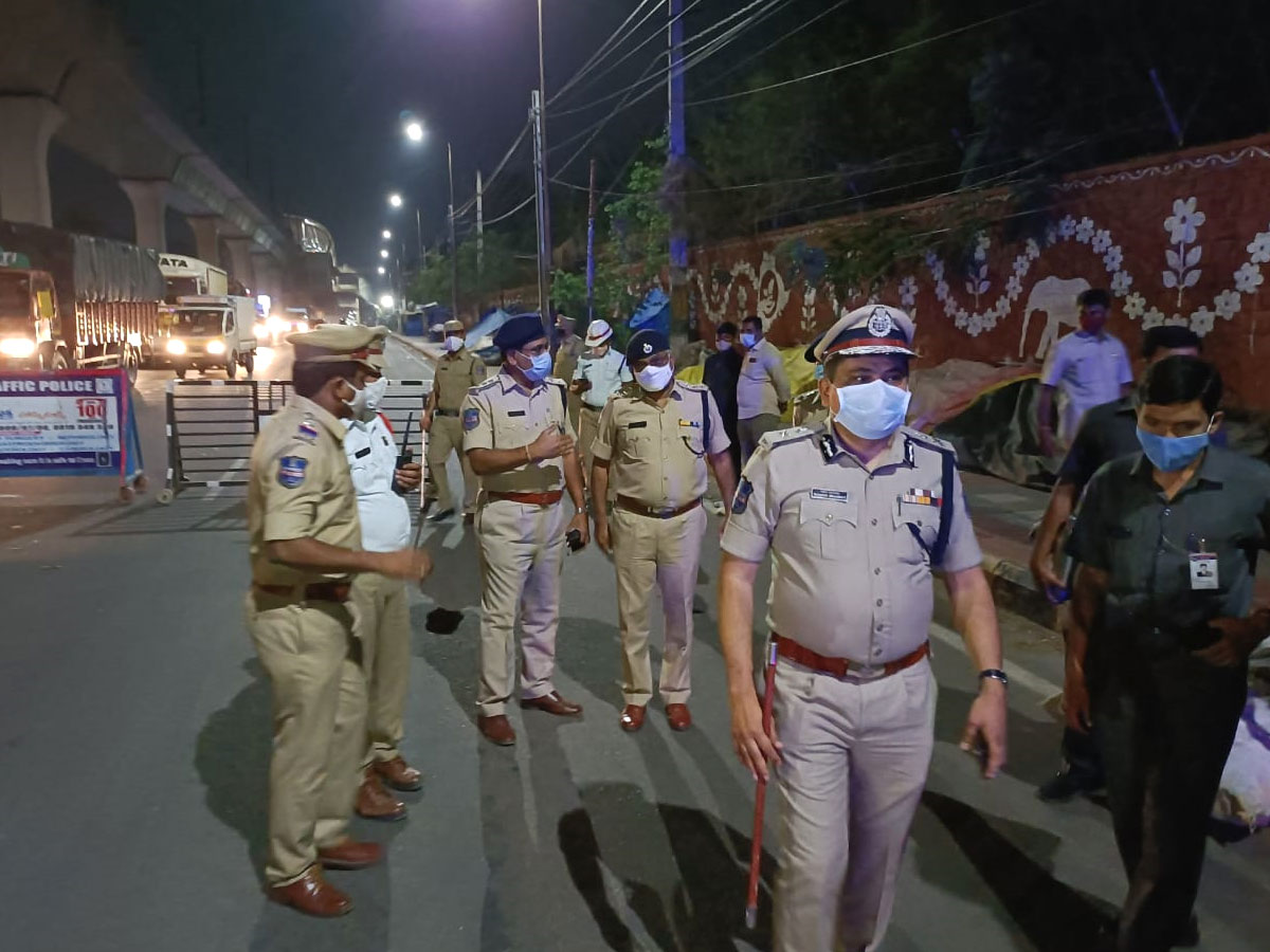 Hyderabad city curfew at night deserted roads Photo Gallery - Sakshi20