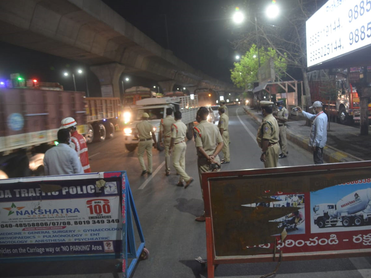 Hyderabad city curfew at night deserted roads Photo Gallery - Sakshi21