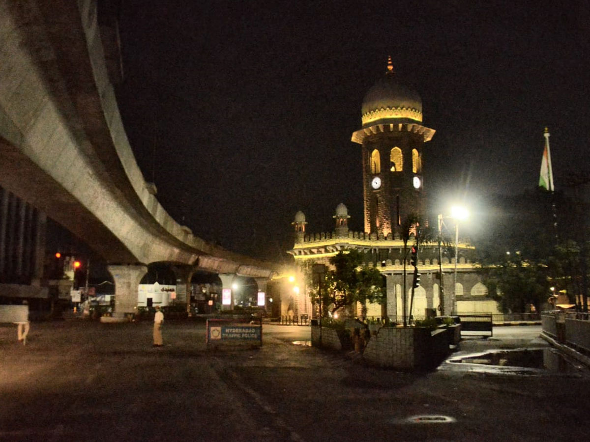 Hyderabad city curfew at night deserted roads Photo Gallery - Sakshi24