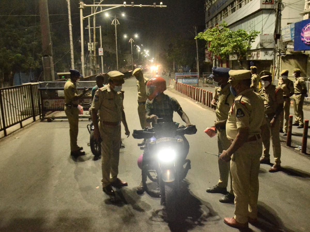 Hyderabad city curfew at night deserted roads Photo Gallery - Sakshi25