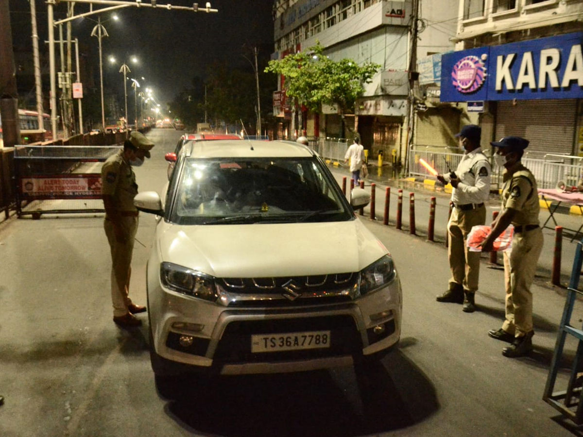 Hyderabad city curfew at night deserted roads Photo Gallery - Sakshi26